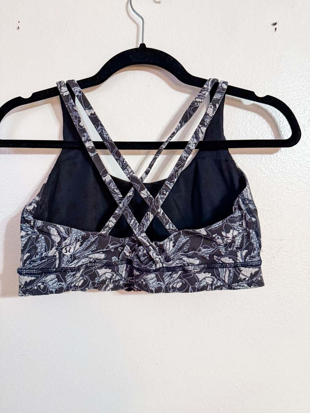 Lululemon Sports Bra energy bra size 8 black white abstract training support